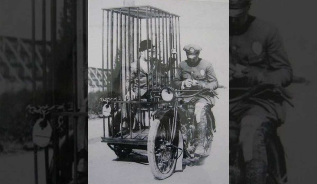 A portable holding cell to safely transfer prisoners