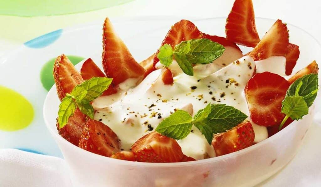 Strawberries and Cheese Sauce