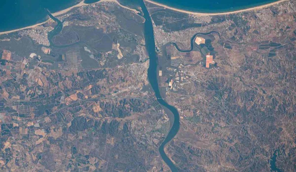 Spain And Portugal border is unusual