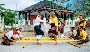 strange customs around the world