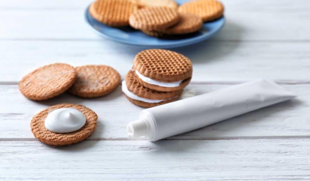 Hilarious April fools day food prank - toothpaste oreo