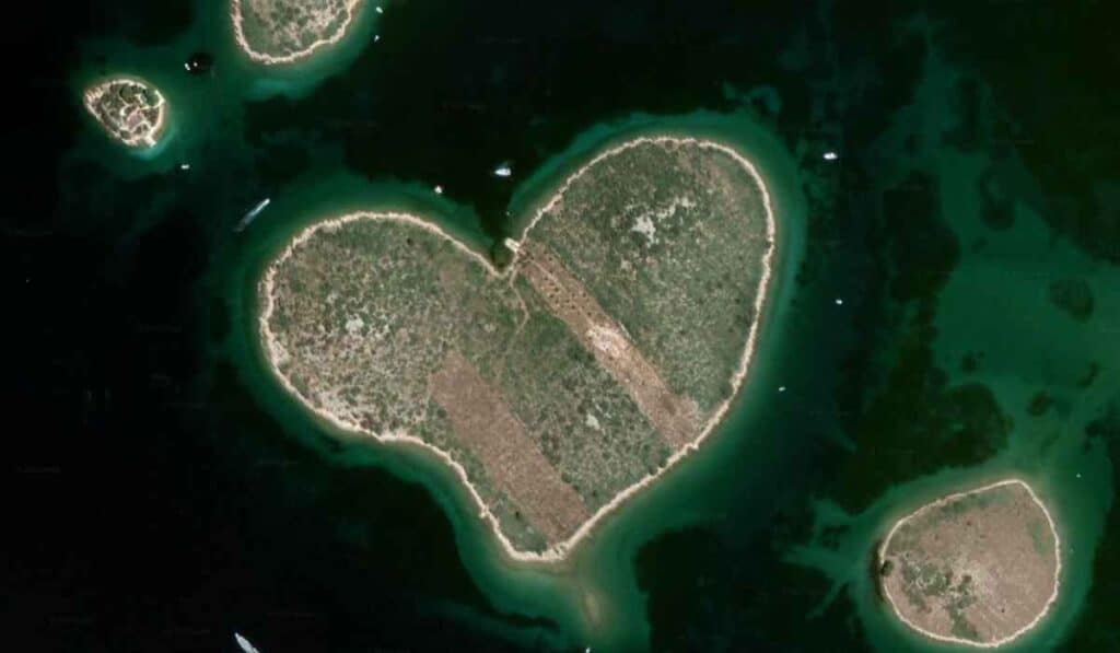 Coordinates of heart shaped island caught by google street view