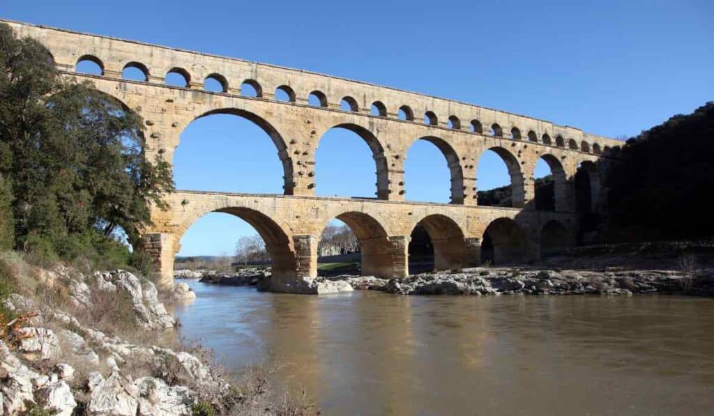 Roman aqueducts are important ancient invention
